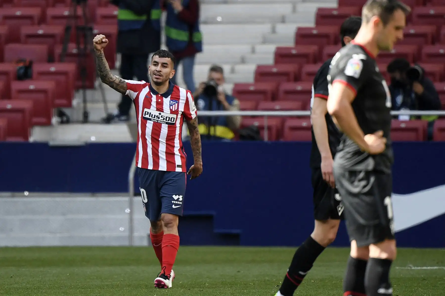 El delantero argentino del Atlético de Madrid, Ángel Correa, celebra tras marcar un gol durante el partido de fútbol de la Liga española entre el Club Atlético de Madrid y la SD Eibar.
Foto: AFP