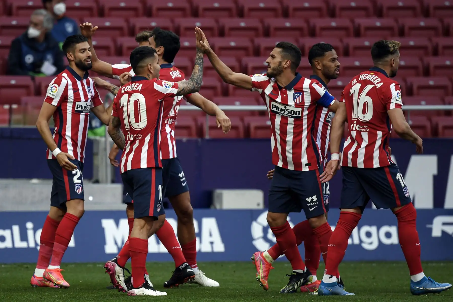 El centrocampista belga del Atlético de Madrid Yannick Ferreira-Carrasco (L) celebra con sus compañeros de equipo tras marcar un gol durante el partido de fútbol de la Liga española entre el Club Atlético de Madrid y la SD Eibar.
Foto: AFP