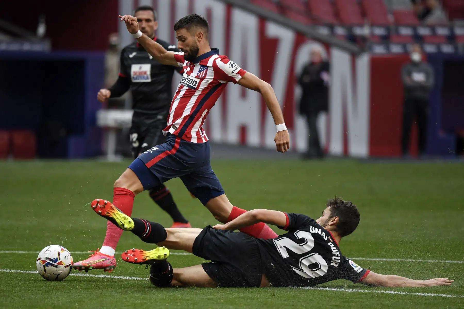 El centrocampista belga del Atlético de Madrid Yannick Ferreira-Carrasco desafía al centrocampista español del Eibar Unai Dufur (R) durante el partido de fútbol de la Liga española entre el Club Atlético de Madrid y el SD Eibar.
Foto: AFP