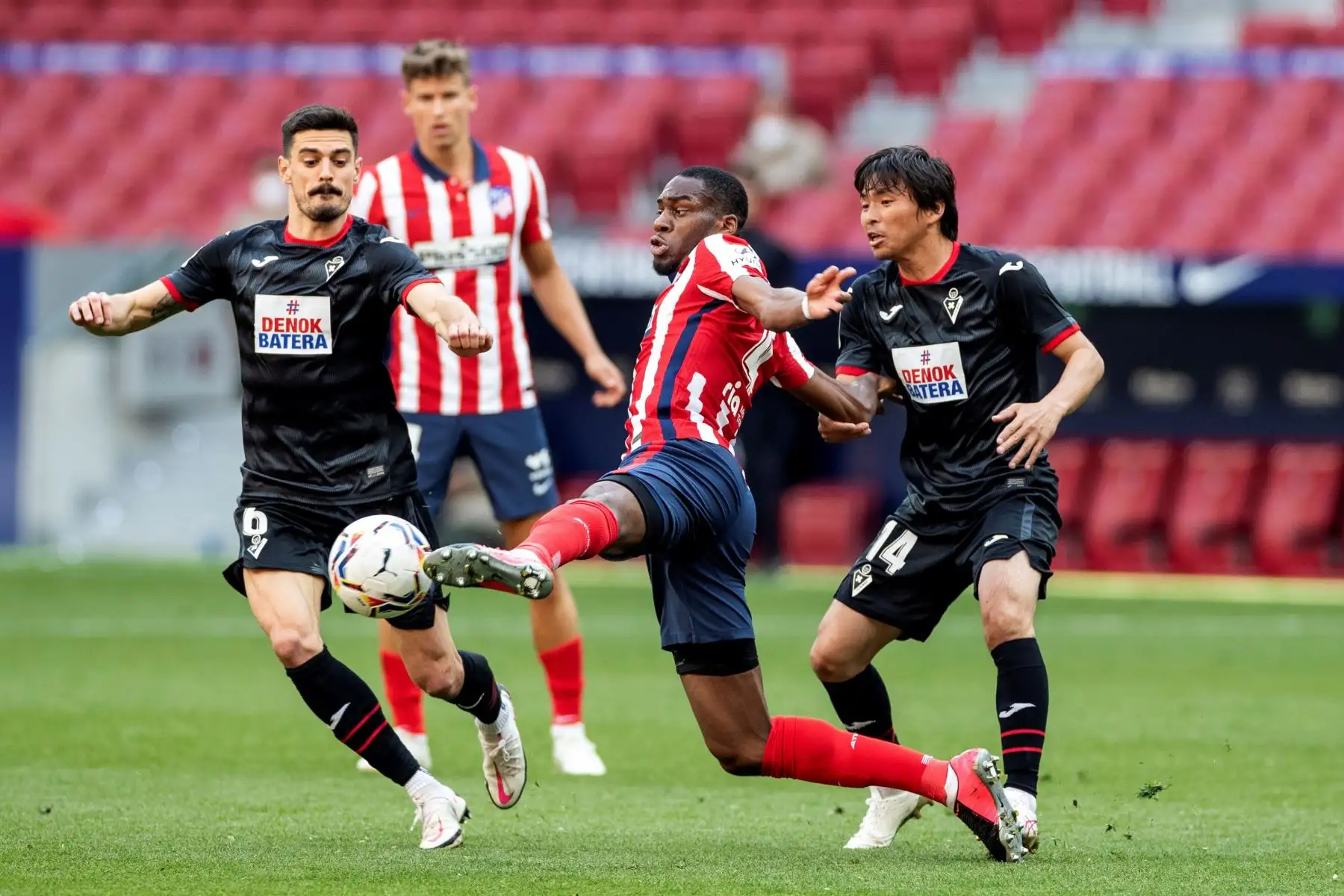 l centrocampista francés del Atlético de Madrid Geoffrey Kondogbia (c) golpea el balón ante los jugadores del Eibar Aleix Garcia y Takashi Inui durante el partido de La Liga que el Atlético de Madrid y el Eibar.
Foto:  EFE