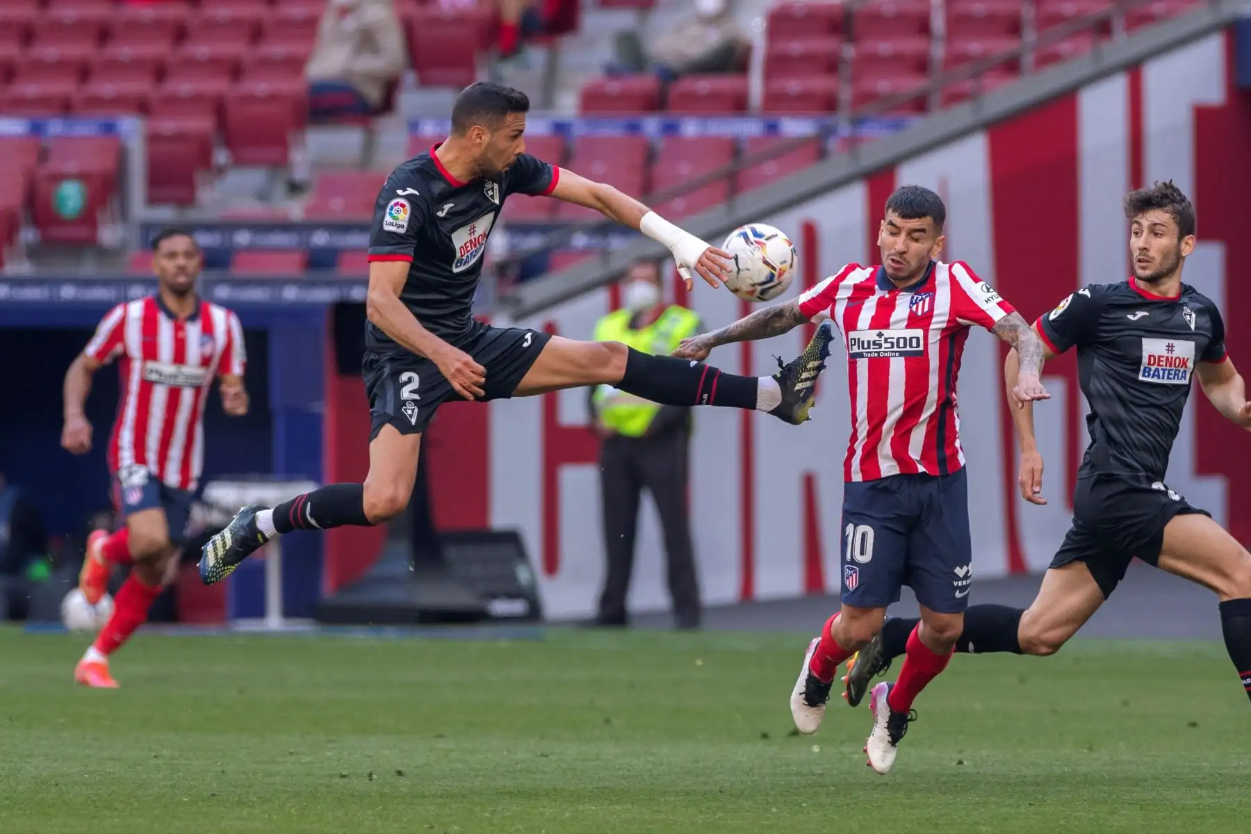 El delantero argentino del Atlético de Madrid Angel Correa  y el defensa argentino del Eibar Esteban Burgos durante el partido de La Liga que el Atlético de Madrid y el Eibar.
Foto: EFE