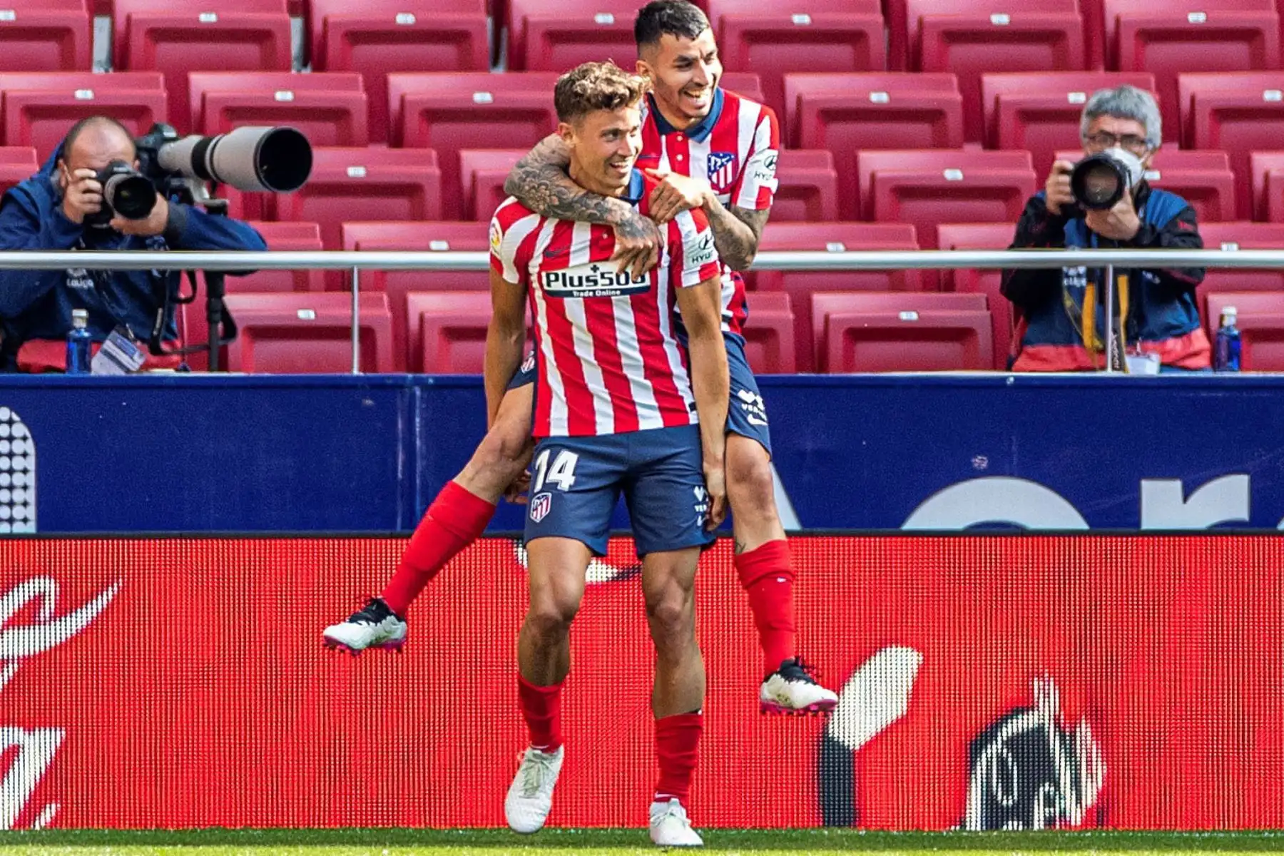 El centrocampista del Atlético de Madrid Marcos Llorente celebra con su compañero Angel Correa su gol ante el Eibar, cuarto del equipo, durante el partido de La Liga que el Atlético de Madrid y el Eibar.
Foto: EFE