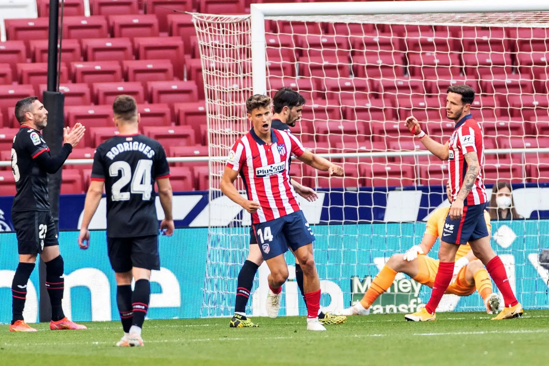 El centrocampista del Atlético de Madrid Marcos Llorente celebra con sus compañeros su gol ante el Eibar, cuarto del equipo, durante el partido de La Liga que el Atlético de Madrid y el Eibar.
Foto: EFE