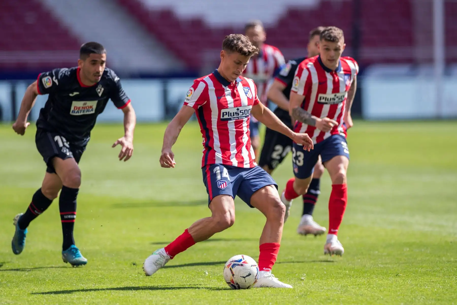 El delantero del Atlético de Madrid Marcos Llorente  con el balón ante los jugadores del Eibar durante el partido de La Liga que el Atlético de Madrid y el Eibar.
Foto: EFE