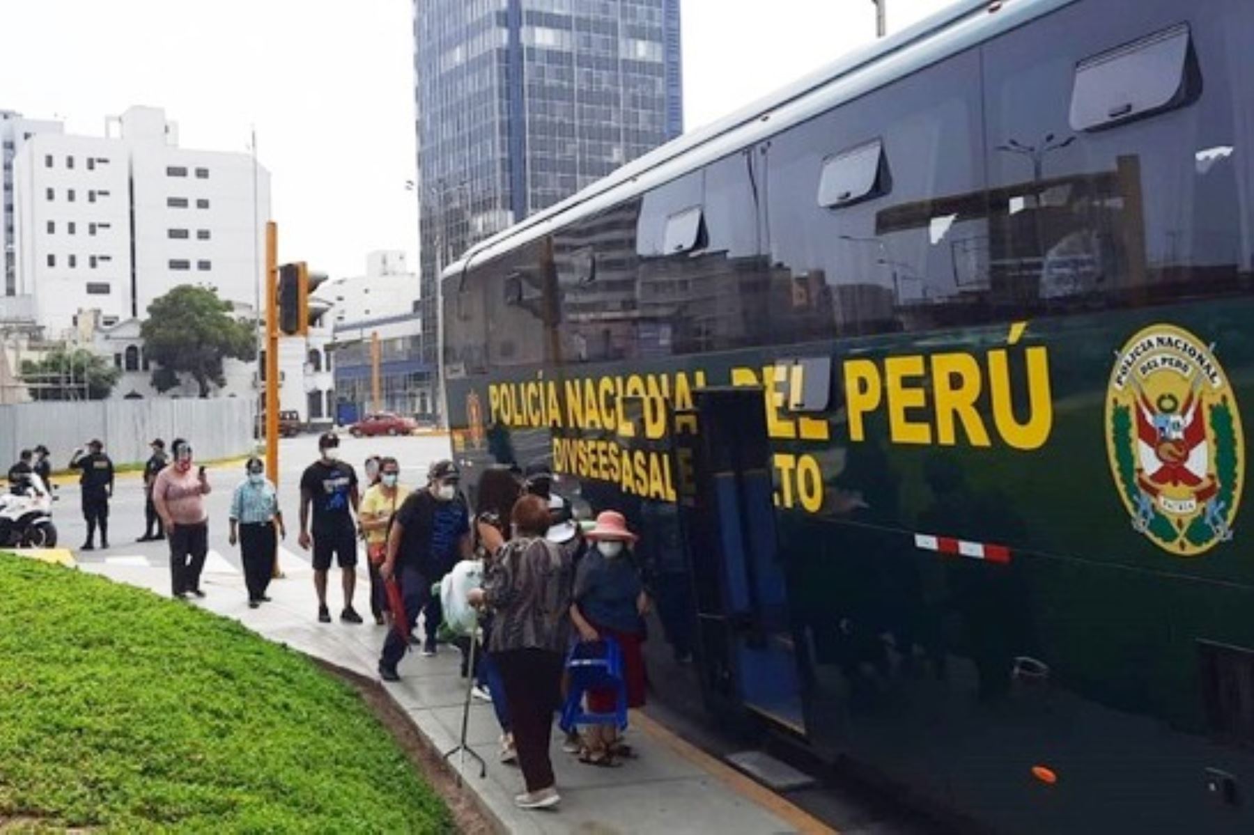 Covid-19: buses de la Policía trasladan a adultos mayores hasta centros de vacunación. Foto: ANDINA/Difusión.