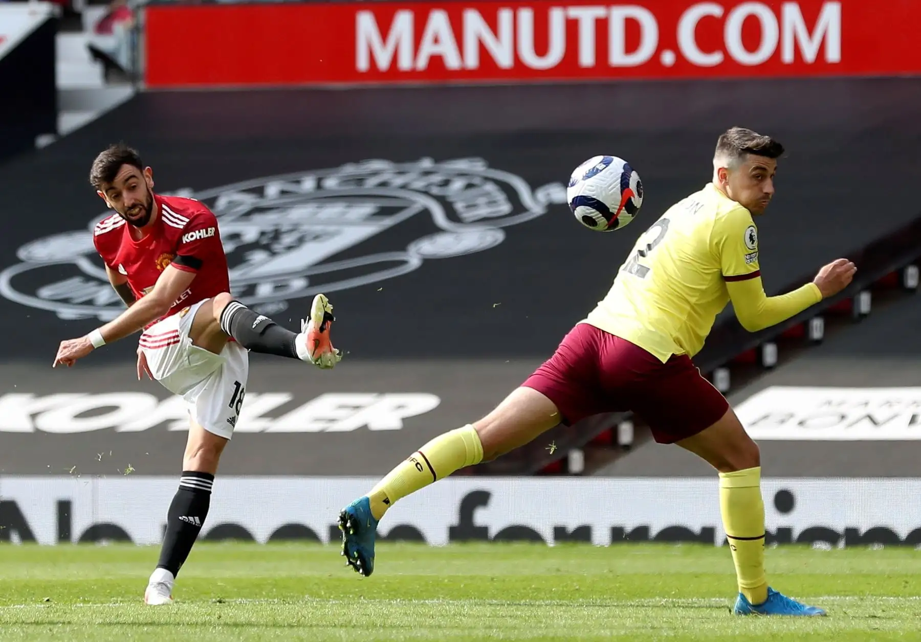 Bruno Fernandes (L) del Manchester United en acción durante el partido de fútbol de la Premier League inglesa entre Manchester United y Burnley FC en Manchester, Gran Bretaña. Foto: EFE