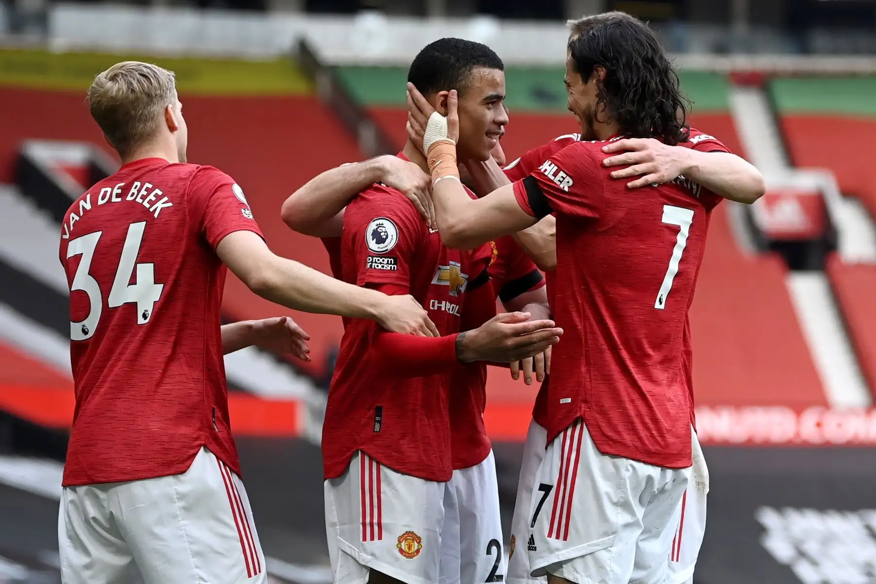 Mason Greenwood (C) del Manchester United celebra con sus compañeros tras anotar el 2-1 en el partido de fútbol de la Premier League inglesa entre Manchester United y Burnley FC en Manchester, Reino Unido. Foto: EFE
