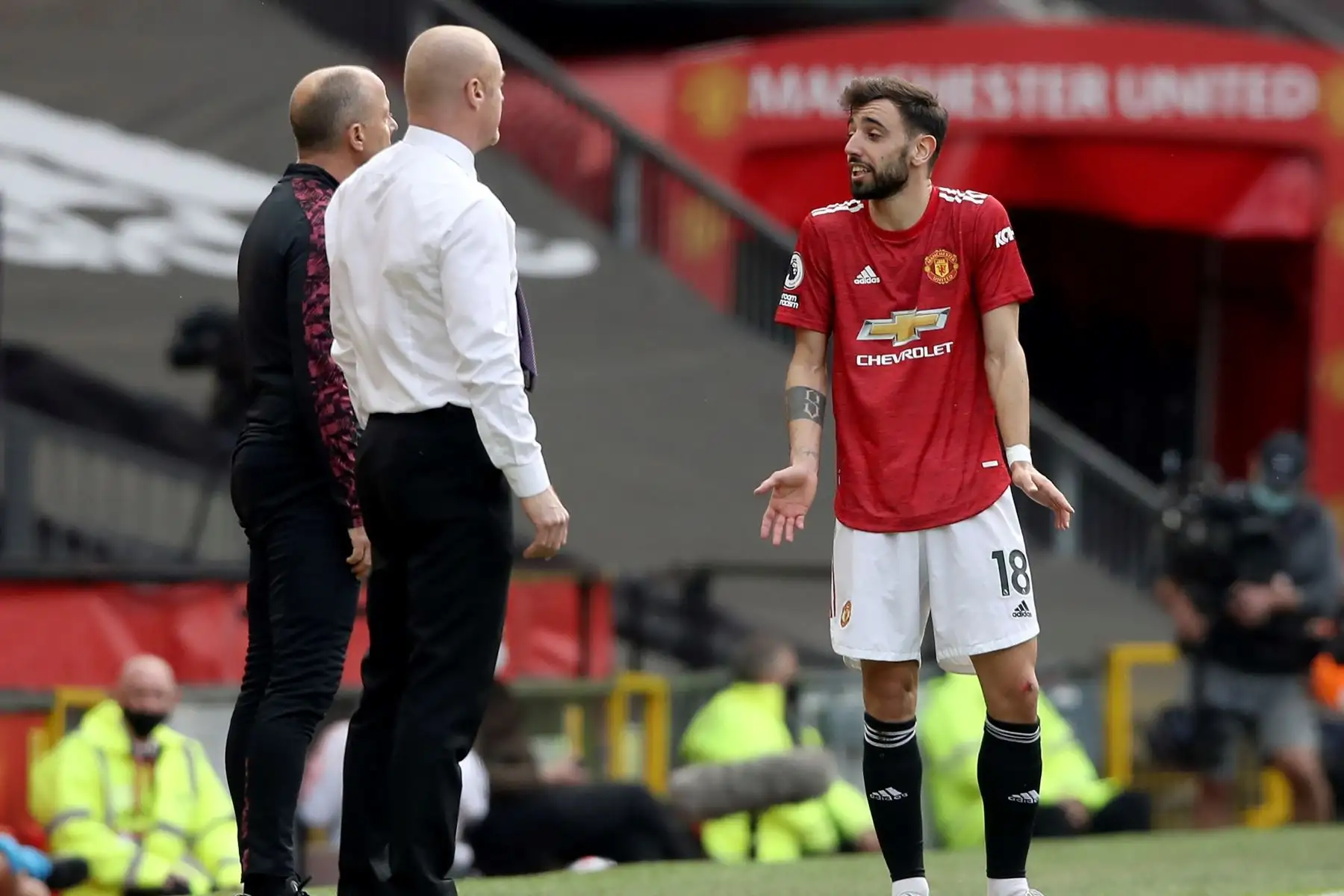 Paul Pogba (C) del Manchester United en acción contra Ashley Westwood (L) del Burnley durante el partido de fútbol de la Premier League inglesa entre el Manchester United y el Burnley FC en Manchester, Gran Bretaña. Foto: EFE