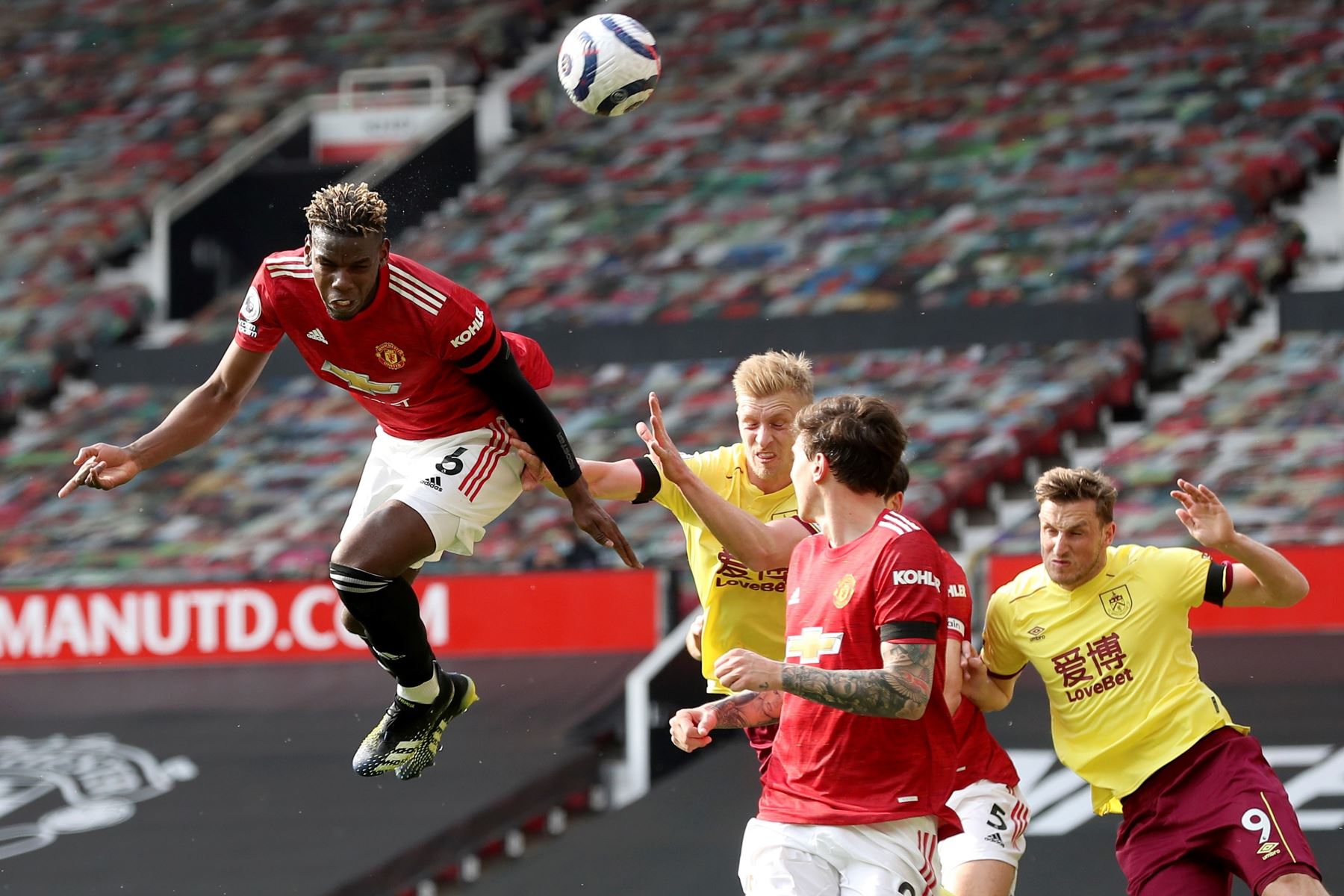 Paul Pogba (L) del Manchester United en acción durante el partido de fútbol de la Premier League inglesa entre Manchester United y Burnley FC en Manchester, Gran Bretaña. Foto: EFE