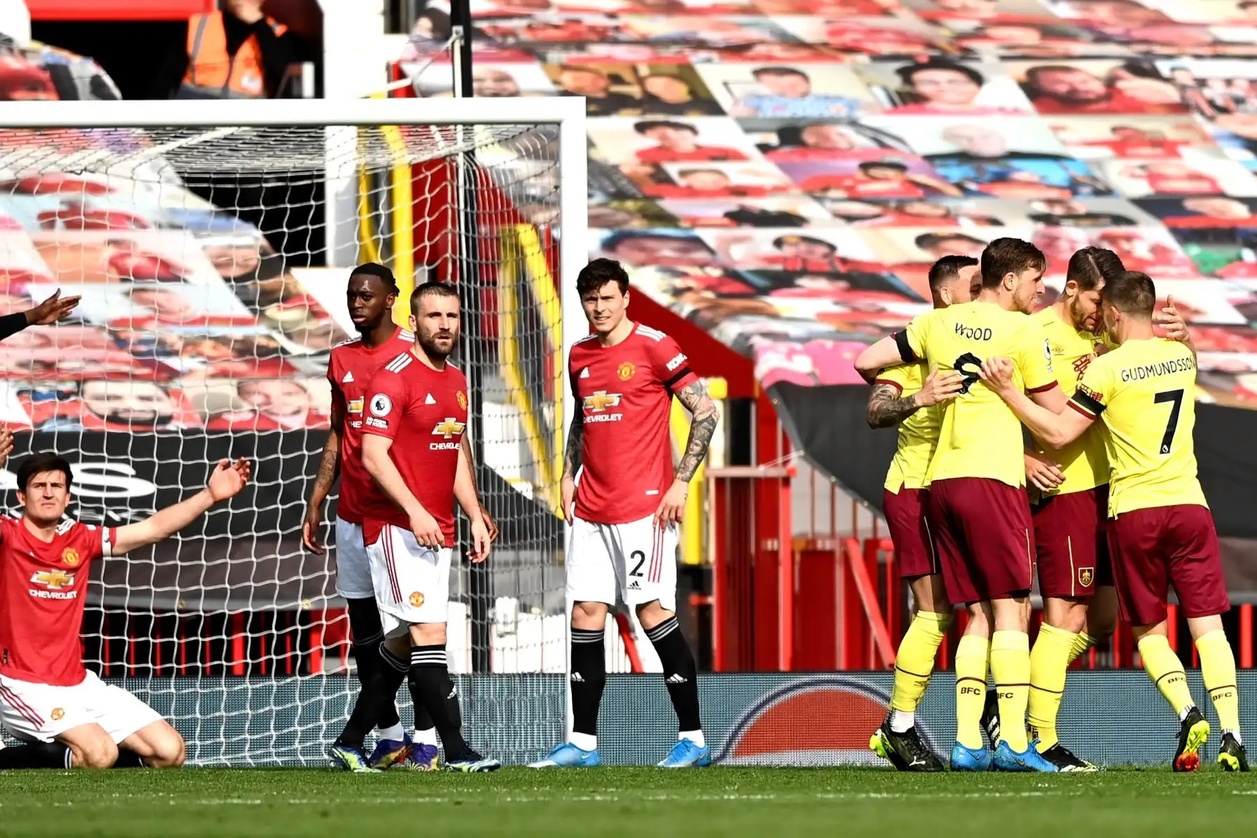 Jugadores del Manchester United (L) reaccionan mientras los jugadores del Burnley (R) celebran su empate 1-1 durante el partido de fútbol de la Premier League inglesa entre Manchester United y Burnley FC en Manchester, Reino Unido. Foto: EFE