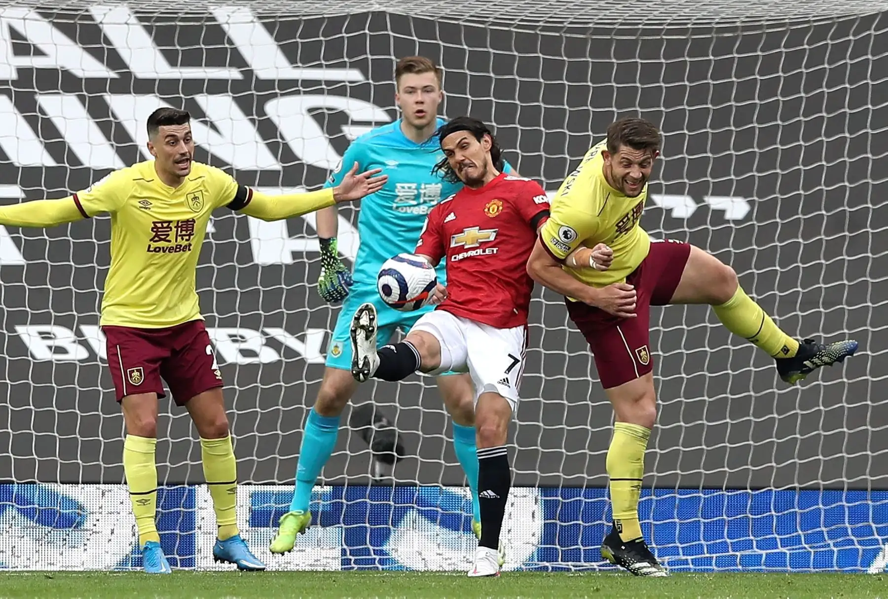 Edinson Cavani (2-R) del Manchester United en acción contra James Tarkowski (R) del Burnley durante el partido de fútbol de la Premier League inglesa entre el Manchester United y el Burnley FC en Manchester, Reino Unido. Foto: EFE