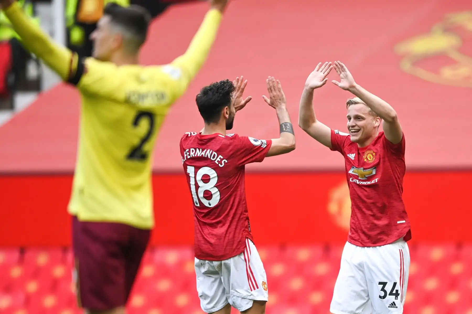 Los jugadores del Manchester United Donny van de Beek (R) y Bruno Fernandes (C) celebran la ventaja de 3-1 de su equipo durante el partido de fútbol de la Premier League inglesa entre Manchester United y Burnley FC en Manchester, Gran Bretaña. Foto: EFE