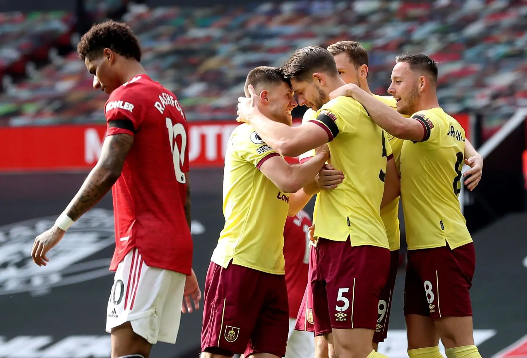 James Tarkowski (CR) de Burnley celebra con sus compañeros tras anotar el empate 1-1 durante el partido de fútbol de la Premier League inglesa entre Manchester United y Burnley FC en Manchester, Reino Unido. Foto: EFE