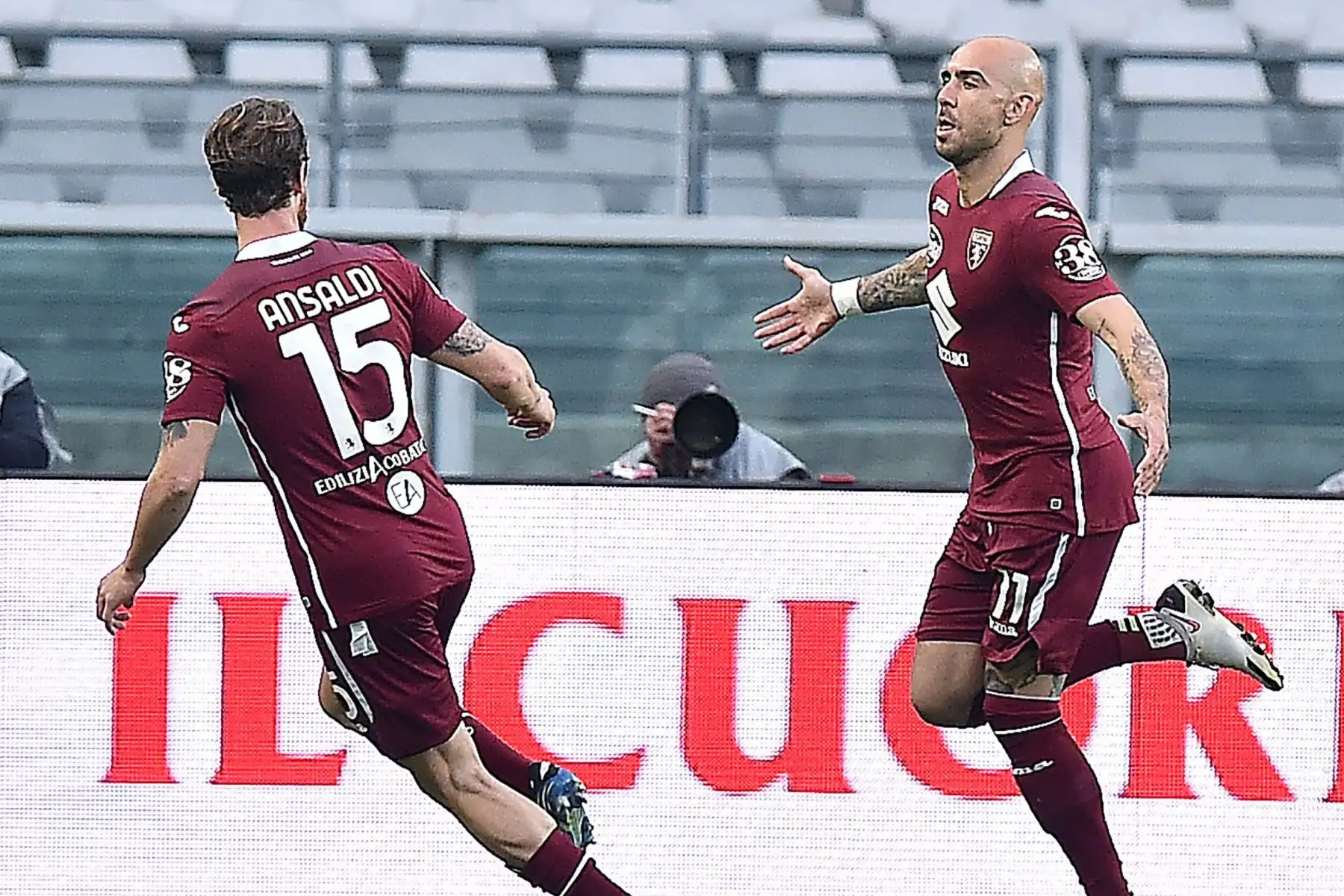 Simone Zaza (R) de Torino celebra tras anotar el 2-1 en el partido de fútbol de la Serie A italiana entre el Torino FC y el AS Roma en el Estadio Olimpico Grande Torino de Turín, Italia. Foto: EFE