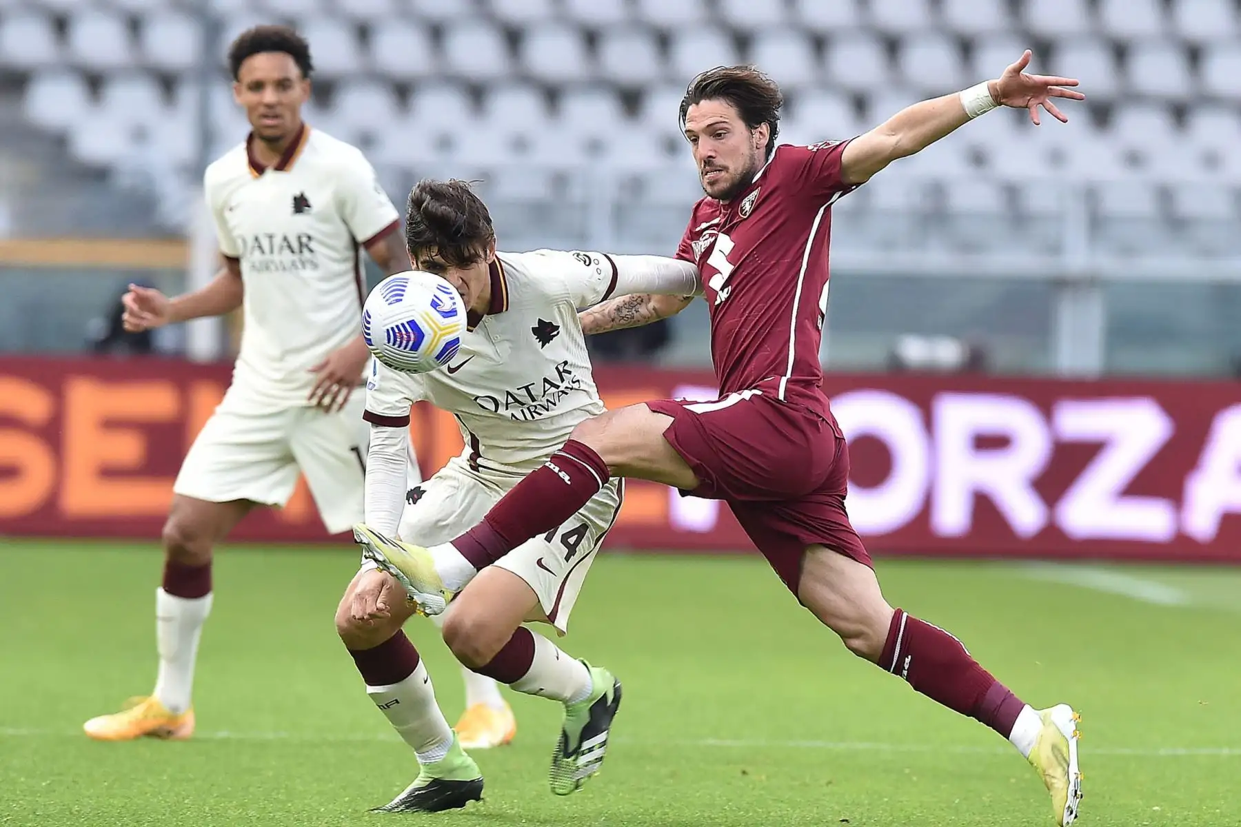 Simone Verdi (R) de Torino y Gonzalo Villar (C) de la Roma en acción durante el partido de fútbol de la Serie A italiana entre el Torino FC y el AS Roma en el Estadio Olimpico Grande Torino de Turín, Italia. Foto: EFE