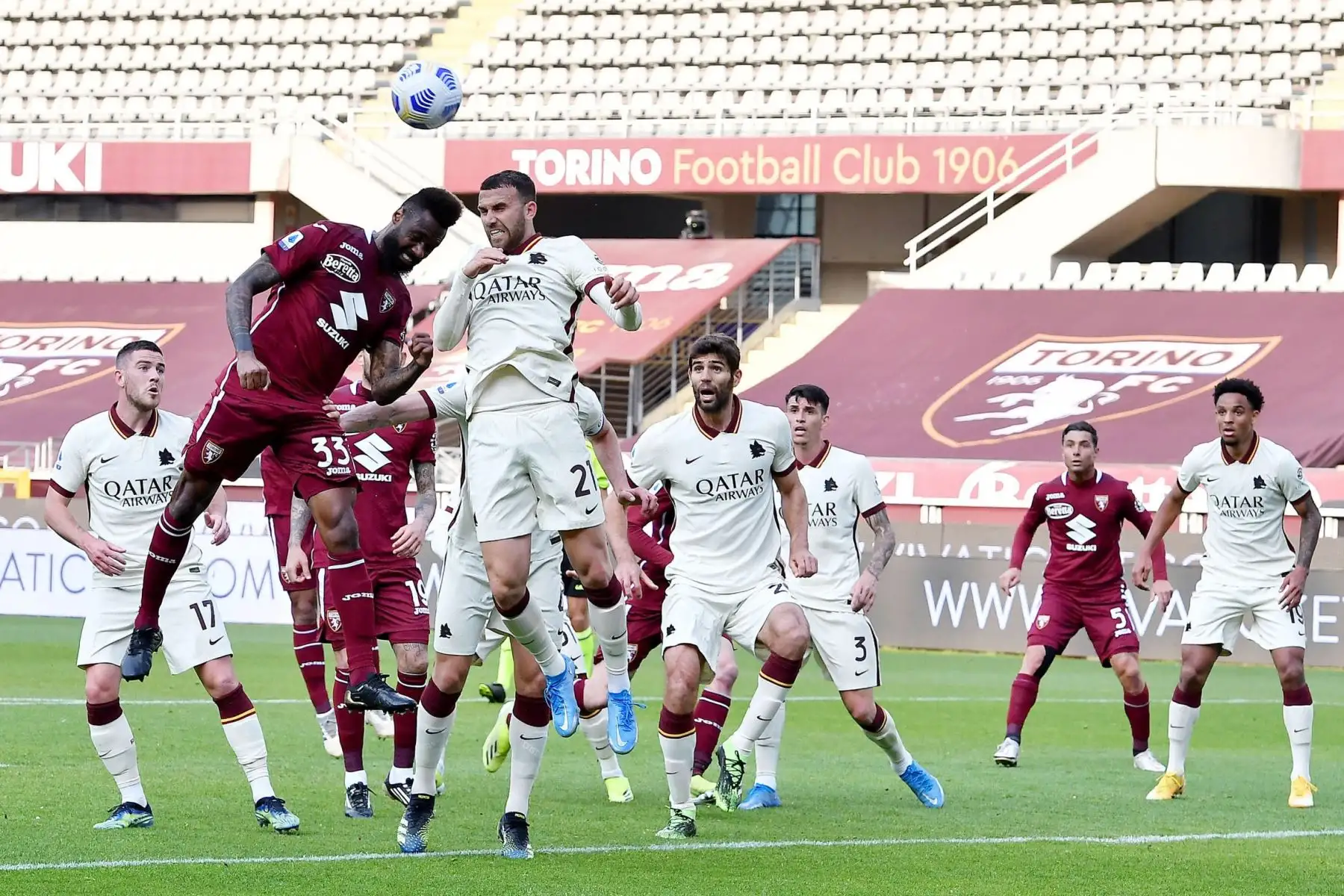 Nikolas Nkoulou de Torino y Borja Mayoral (CL) de la Roma en acción durante el partido de fútbol de la Serie A italiana entre Torino FC y AS Roma en el Estadio Olimpico Grande Torino de Turín , Italia. Foto: EFE