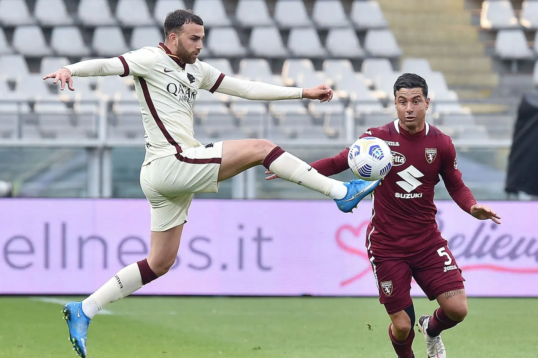 Armando Izzo (R) de Torino y Borja Mayoral (L) de la Roma en acción durante el partido de fútbol de la Serie A italiana entre el Torino FC y el AS Roma en el Estadio Olimpico Grande Torino de Turín, Italia. Foto: EFE