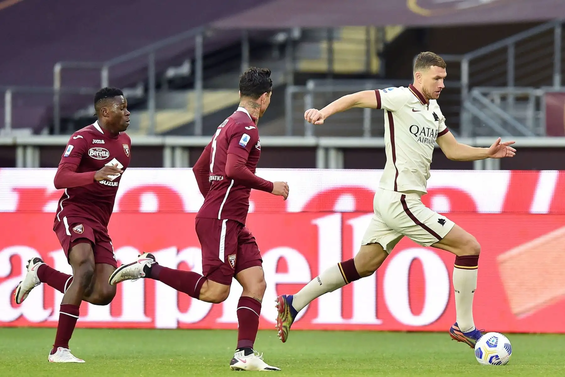 Edin Dzeko (R) de Roma en acción durante el partido de fútbol de la Serie A italiana entre Torino FC y AS Roma en el Estadio Olimpico Grande Torino de Turín, Italia. Foto: EFE