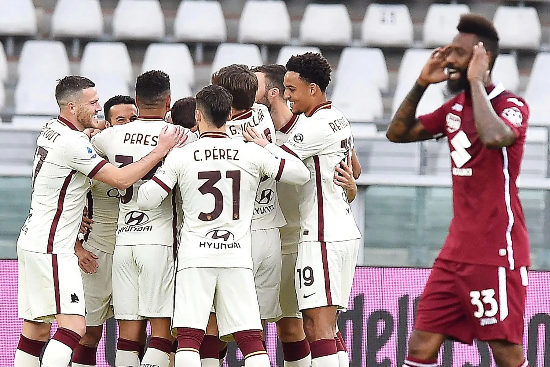 Los jugadores de la Roma celebran su ventaja de 1-0 durante el partido de fútbol de la Serie A italiana entre el Torino FC y el AS Roma en el Estadio Olimpico Grande Torino de Turín, Italia. Foto: EFE