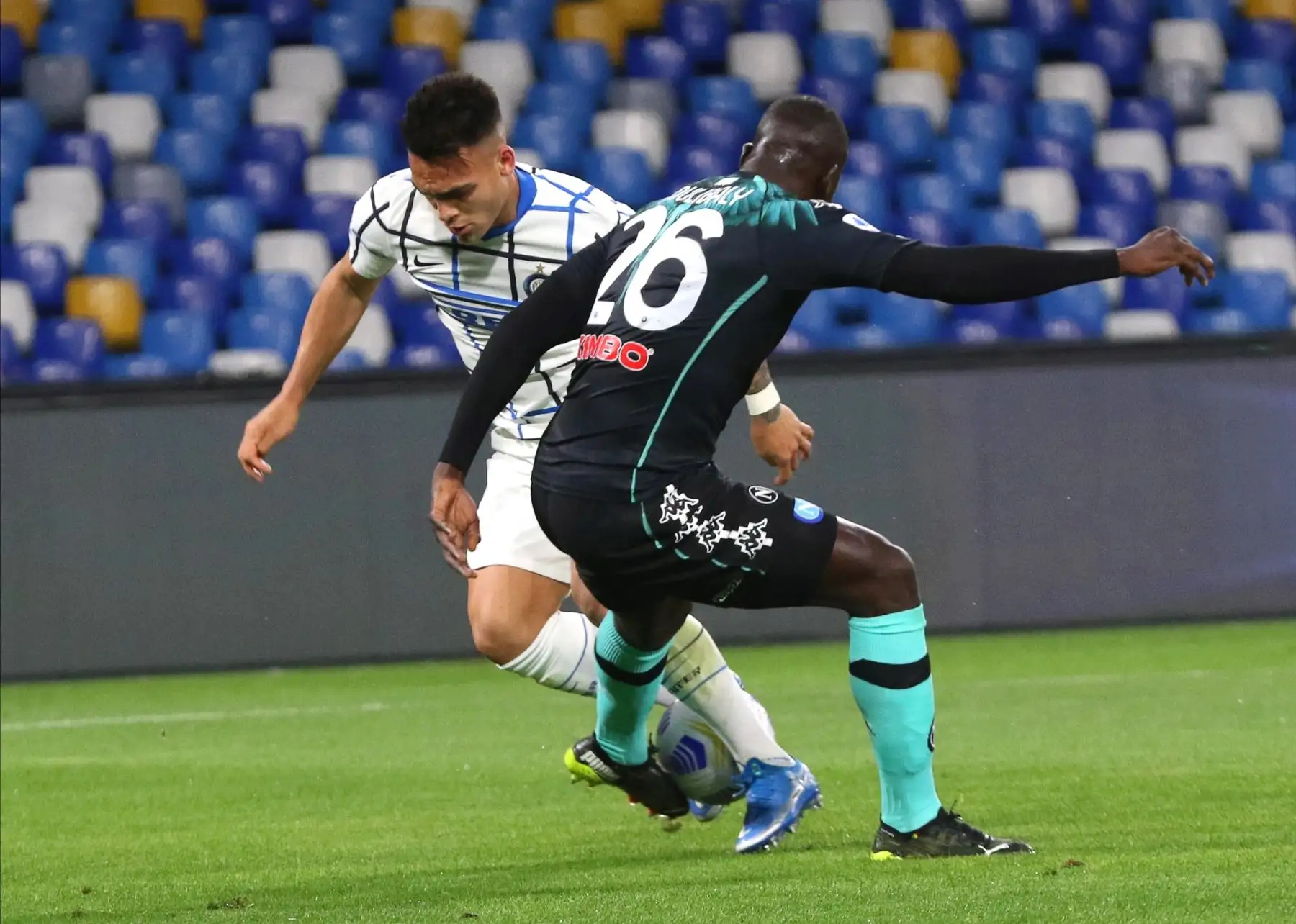 Kalidou Koulibaly (R) del Napoli y Lautaro Martinez (L) del Inter en acción durante el partido de fútbol de la Serie A italiana entre el SSC Napoli y el Inter de Milán en el estadio Diego Armando Maradona de Nápoles, Italia. Foto: EFE