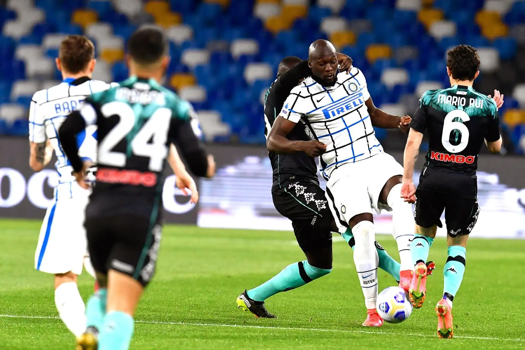 Romelu Lukaku (2-R) del Inter en acción durante el partido de fútbol de la Serie A italiana entre el SSC Napoli y el Inter de Milán en el estadio Diego Armando Maradona de Nápoles, Italia. Foto: EFE