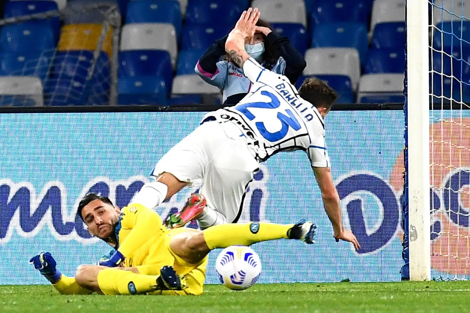 El portero del Napoli Alex Meret (L) y Nicolo Barella (R) del Inter en acción durante el partido de fútbol de la Serie A italiana entre el SSC Napoli y el Inter de Milán en el estadio Diego Armando Maradona de Nápoles, Italia. Foto: EFE