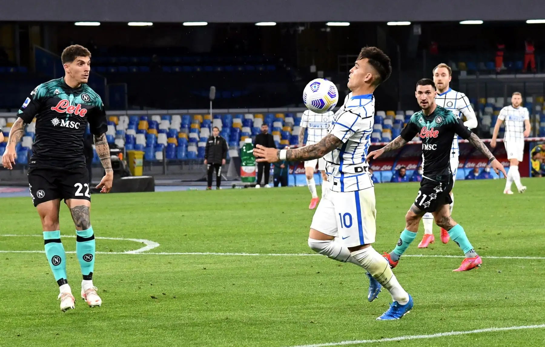 Lautaro Martinez (C) del Inter en acción durante el partido de fútbol de la Serie A italiana entre el SSC Napoli y el Inter de Milán en el estadio Diego Armando Maradona de Nápoles, Italia. Foto: EFE