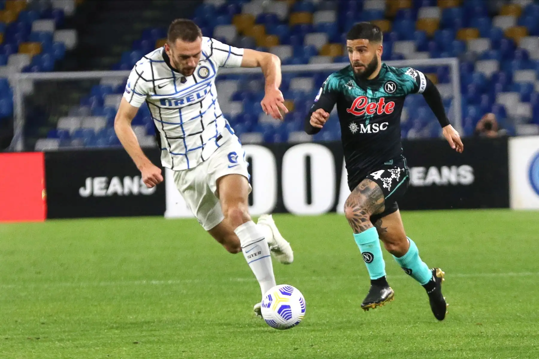 Lorenzo Insigne (R) del Napoli en acción contra Stefan de Vrij (L) del Inter durante el partido de fútbol de la Serie A italiana entre el SSC Napoli y el Inter de Milán en el estadio Diego Armando Maradona de Nápoles, Italia. Foto: EFE