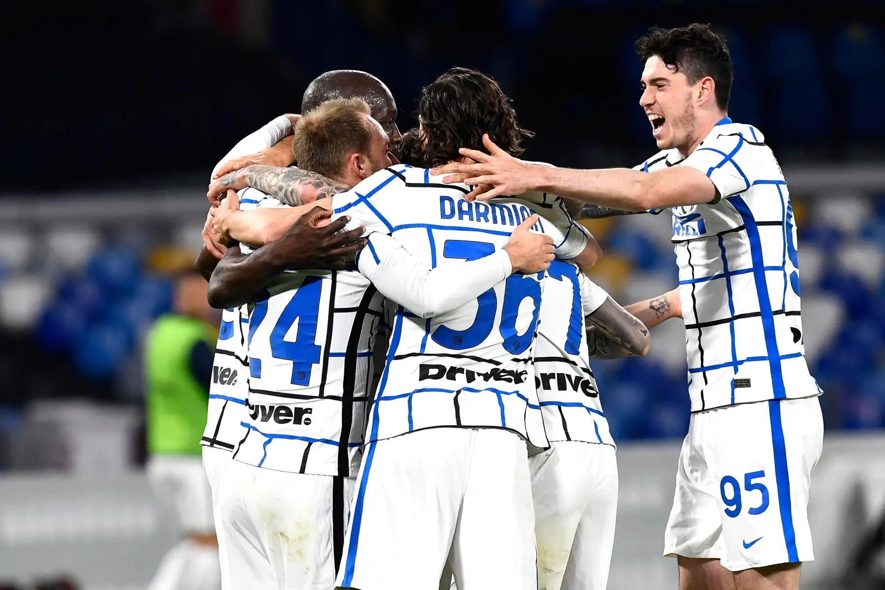 Christian Eriksen del Inter (delantero L) celebra con sus compañeros tras anotar el 1-1 durante el partido de fútbol de la Serie A italiana entre el SSC Napoli y el Inter de Milán en el estadio Diego Armando Maradona de Nápoles, Italia. Foto: EFE