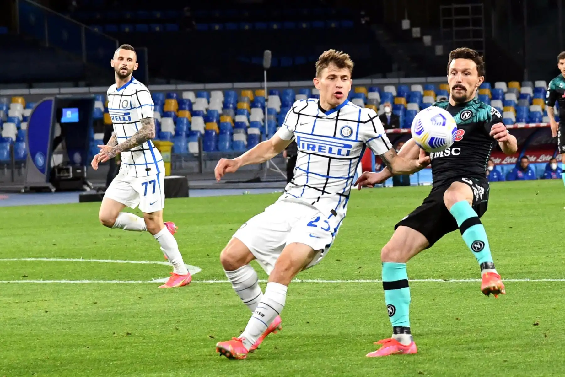 Mario Rui (R) del Napoli y Nicolo Barella (C) del Inter en acción durante el partido de fútbol de la Serie A italiana entre el SSC Napoli y el Inter de Milán en el estadio Diego Armando Maradona de Nápoles, Italia. Foto: EFE