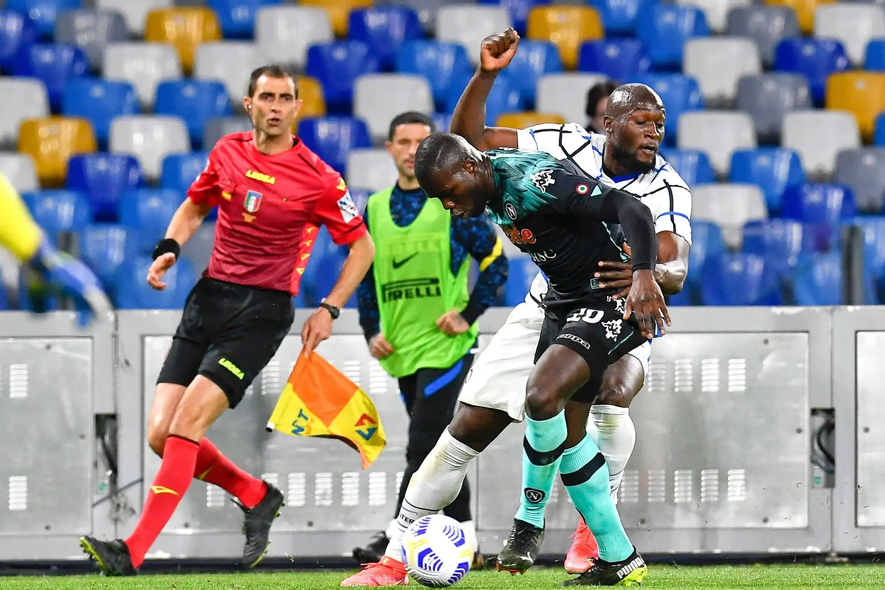 Romelu Lukaku (R) del Inter y Kalidou Koulibaly (delantero) del Napoli en acción durante el partido de fútbol de la Serie A italiana entre el SSC Napoli y el Inter de Milán en el estadio Diego Armando Maradona de Nápoles, Italia. Foto: EFE