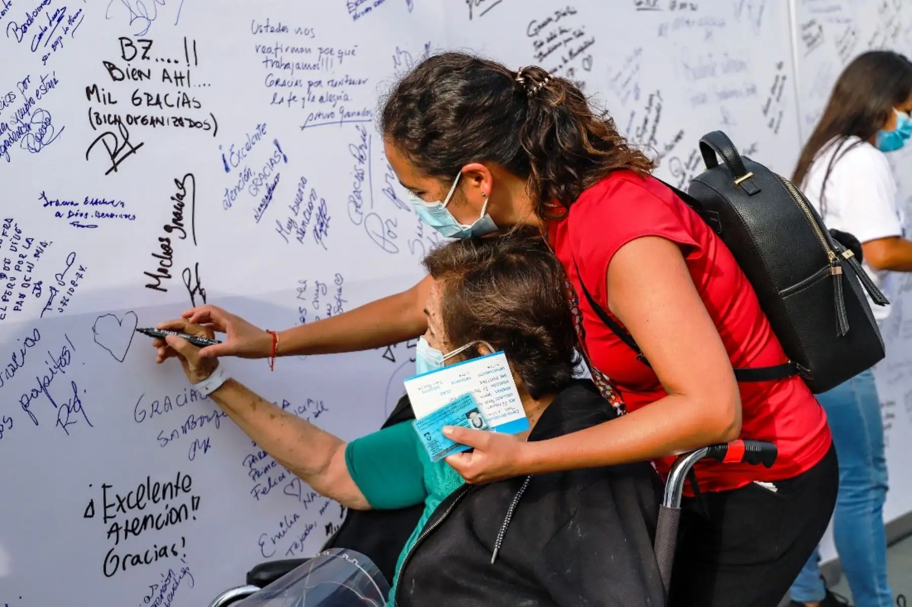 San Borja: adultos mayores vacunados dejan sus mensajes en “Mural de la esperanza”. Foto: ANDINA/Difusión.