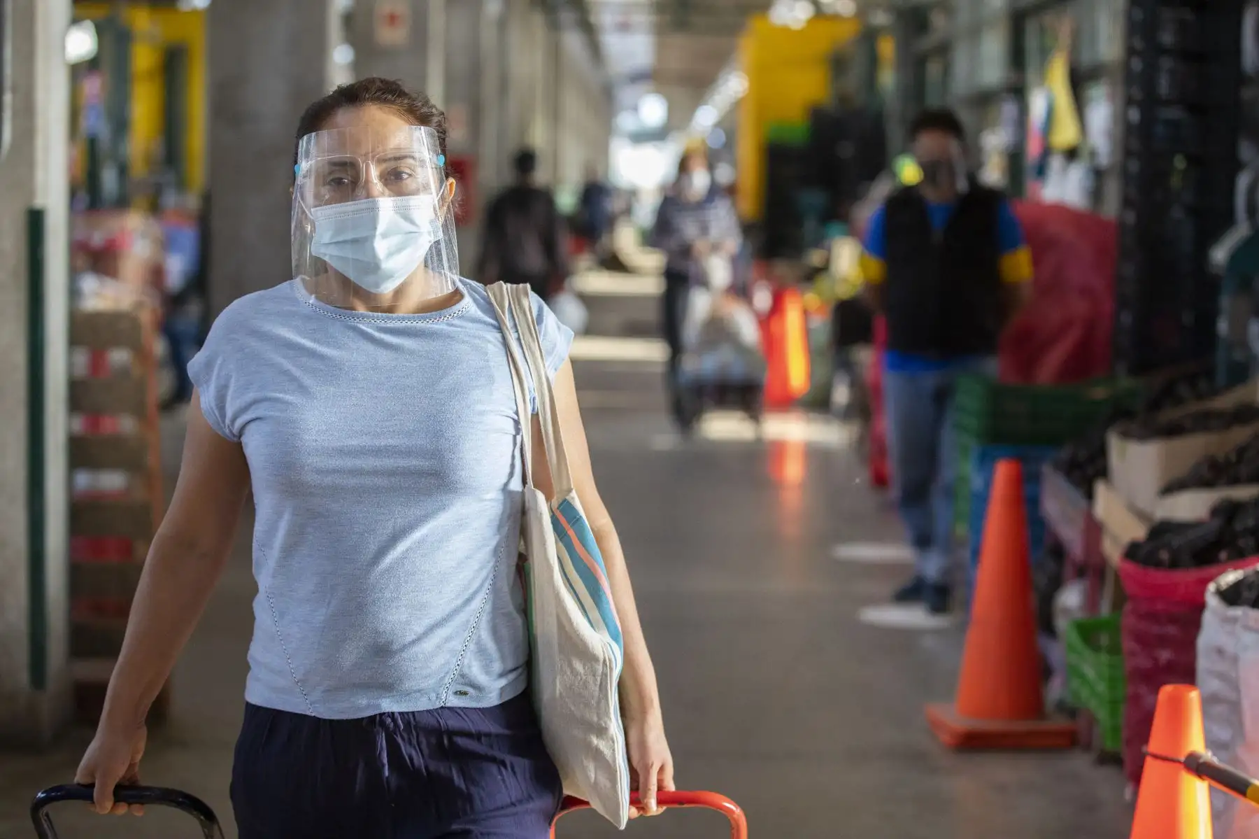 Conoce de la mano de un especialista cómo tomar las medidas correctas para desinfectar tu protector y continuar cuidándote del covid-19. Foto: MML.