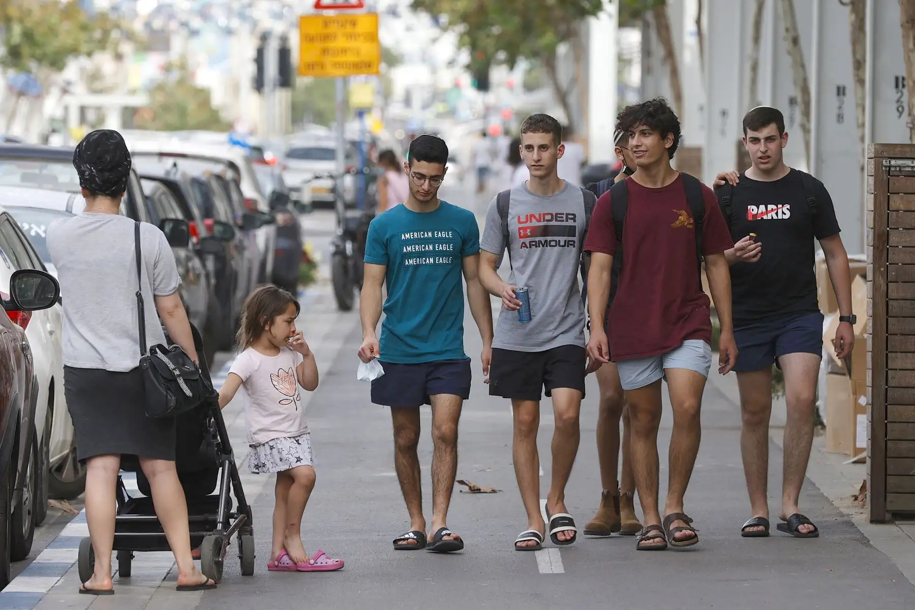 La gente camina por una calle de la ciudad costera israelí de Netanya el 19 de abril de 2021, después de que las autoridades anunciaran que ya no se necesitaban máscaras faciales para la prevención del COVID-19. Foto: AFP