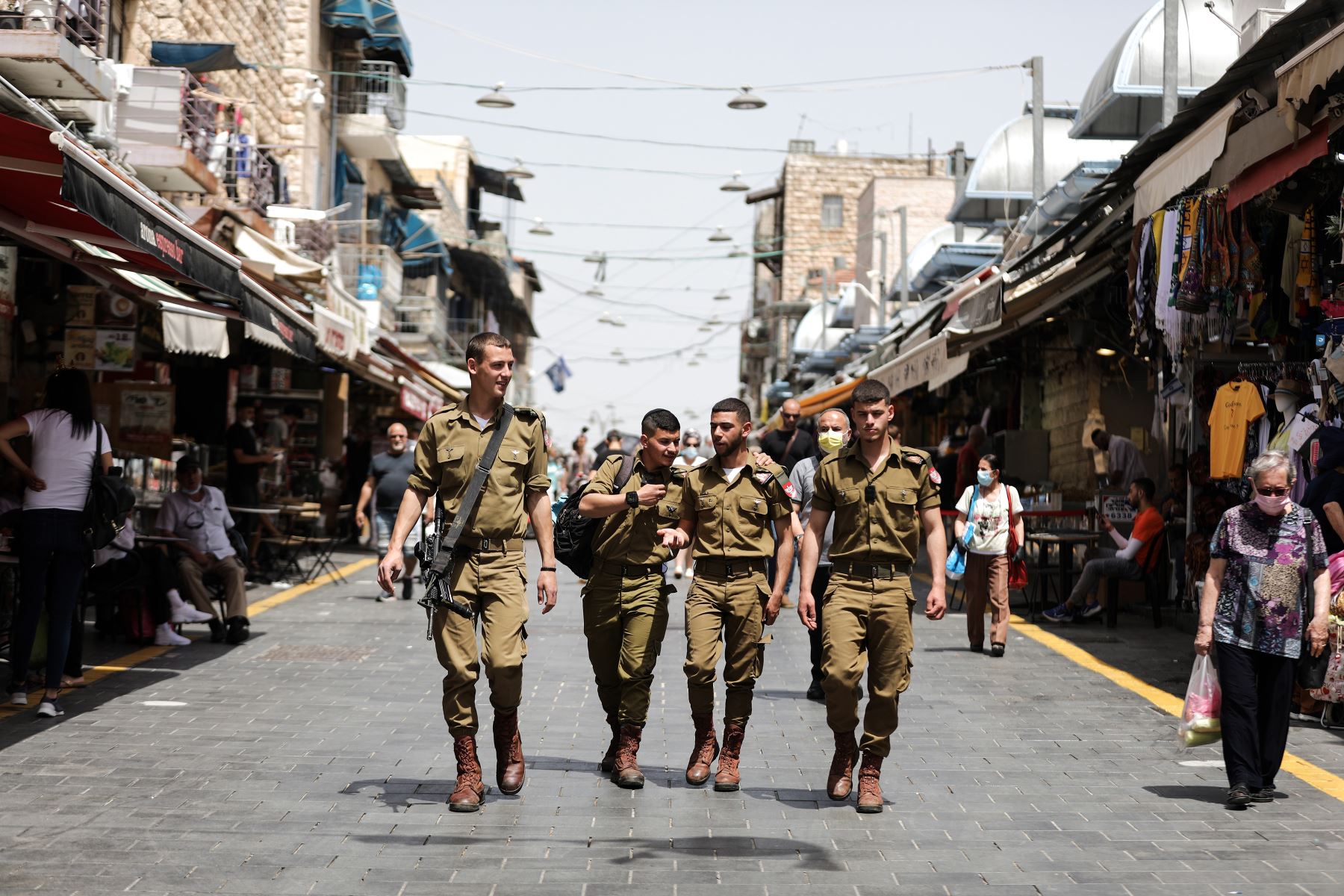 Soldados israelíes sin mascarillas en el mercado Mahane Yehuda en Jerusalén, 18 de abril de 2021. Foto: EFE