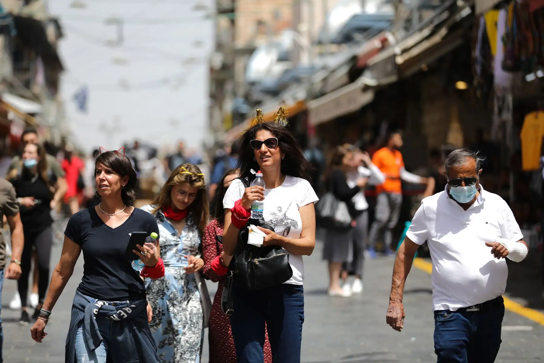 Israelíes sin mascarillas en el mercado Mahane Yehuda en Jerusalén, 18 de abril de 2021. Foto: EFE