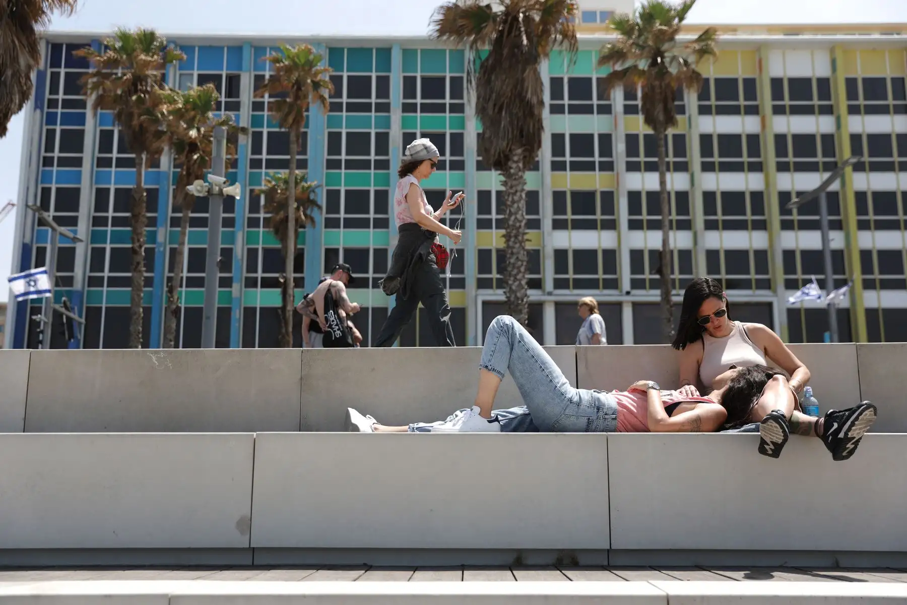 Personas sin mascarillas disfrutan del tiempo en la playa de Tel Aviv, 17 de abril de 2021. Foto: EFE