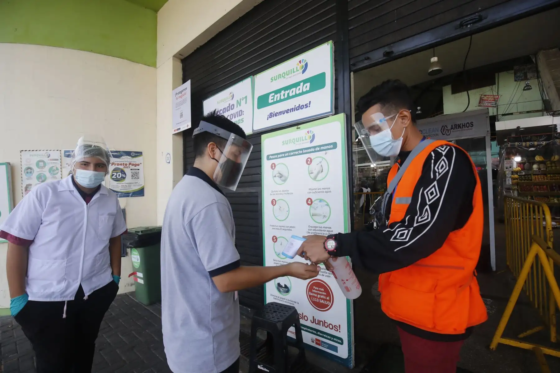 En Mesa Redonda, la Calle Capón, el mercado N° 1 de Surquillo y otros establecimientos comerciales se cumplió con el uso correcto de protectores faciales y mascarillas. Desde hoy lunes 19 de abril el uso de protector facial es obligatorio para el ingreso a mercados, supermercados, centros comerciales y tiendas por departamento. Foto: ANDINA/Juan Carlos Guzmán