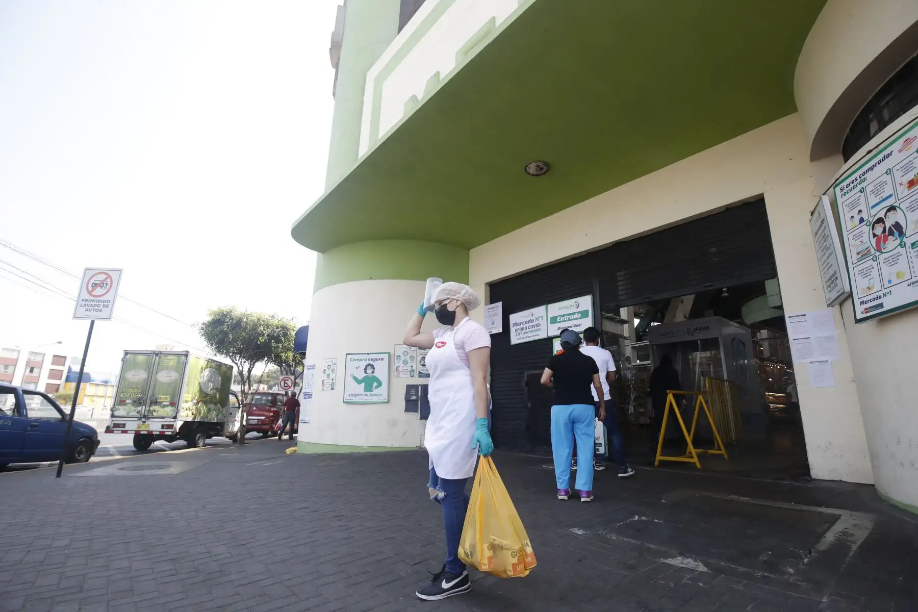En Mesa Redonda, la Calle Capón, el mercado N° 1 de Surquillo y otros establecimientos comerciales se cumplió con el uso correcto de protectores faciales y mascarillas. Desde hoy lunes 19 de abril el uso de protector facial es obligatorio para el ingreso a mercados, supermercados, centros comerciales y tiendas por departamento. Foto: ANDINA/Juan Carlos Guzmán