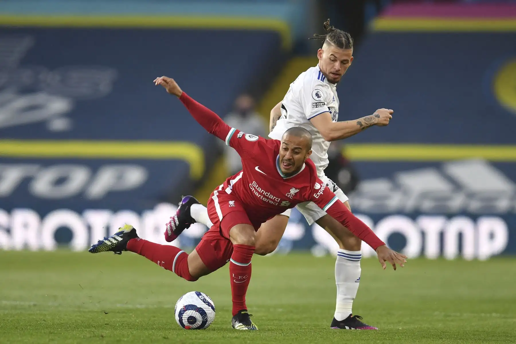 El centrocampista español del Liverpool, Thiago Alcantara, se enfrenta al mediocampista inglés del Leeds United, Kalvin Phillips, durante el partido de fútbol de la Premier League. Foto: AFP