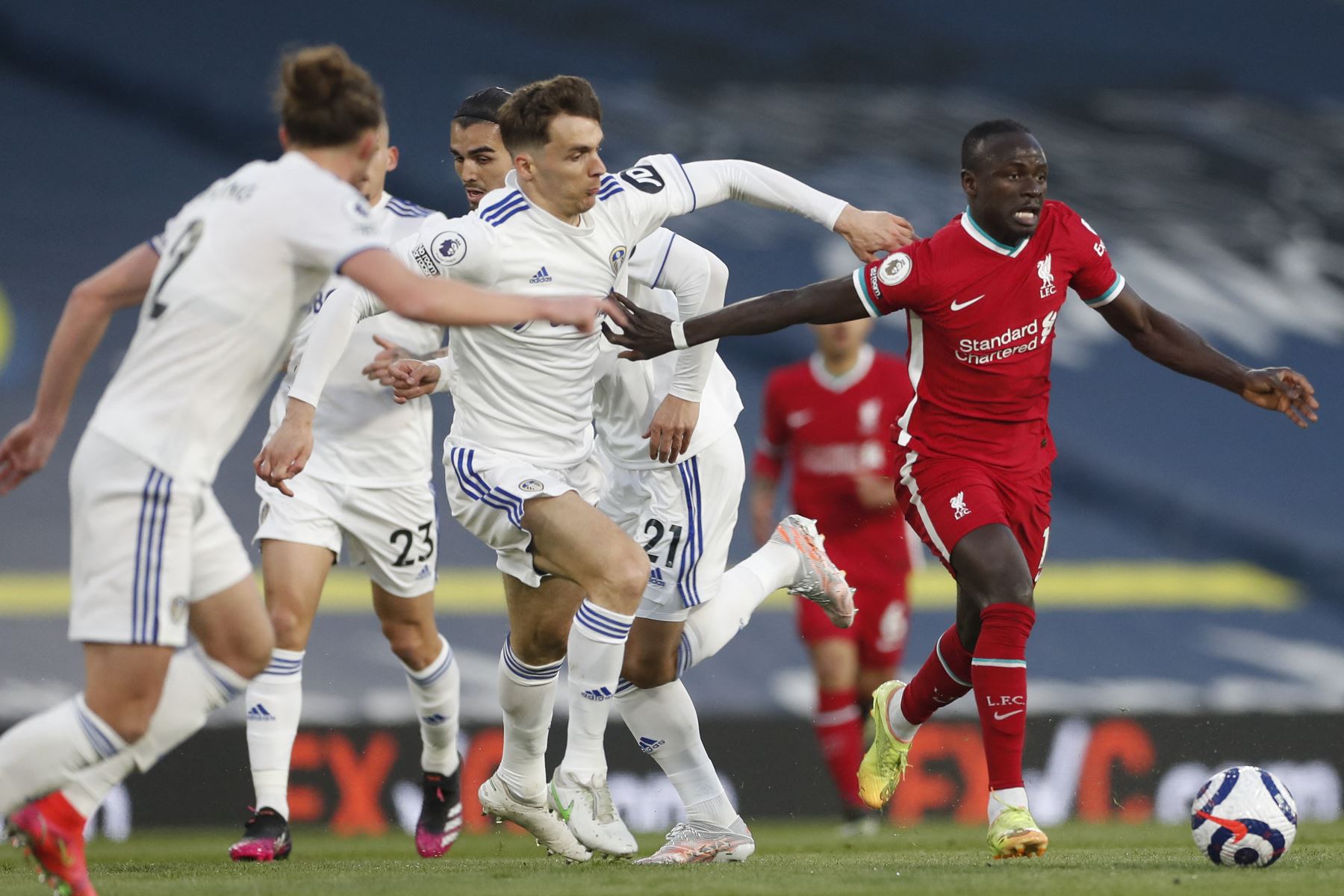 El delantero senegalés del Liverpool Sadio Mane conduce el balón durante el partido de fútbol de la Premier League. Foto: AFP