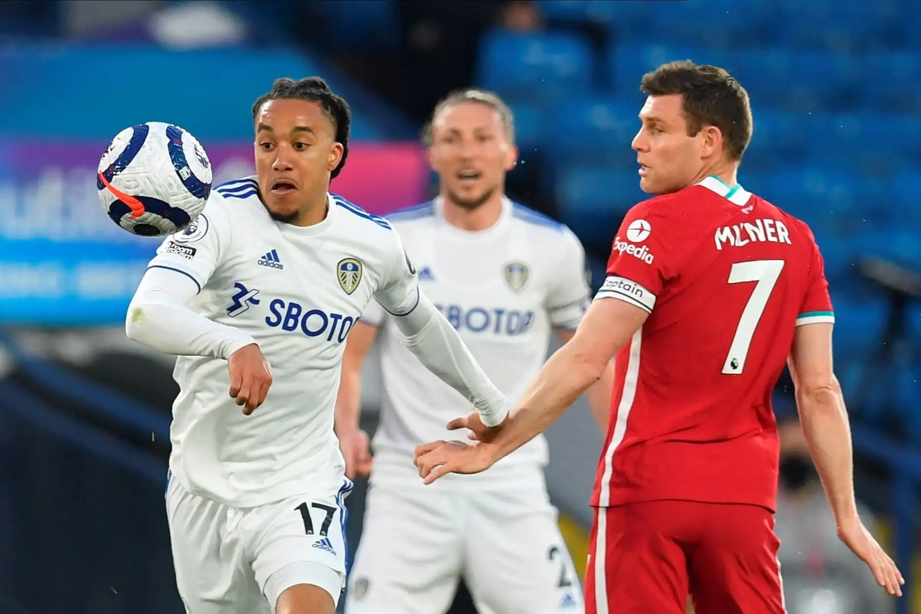 Helder Costa del Leeds United y James Milner del Liverpool en acción durante el partido de fútbol de la Premier League. Foto: EFE