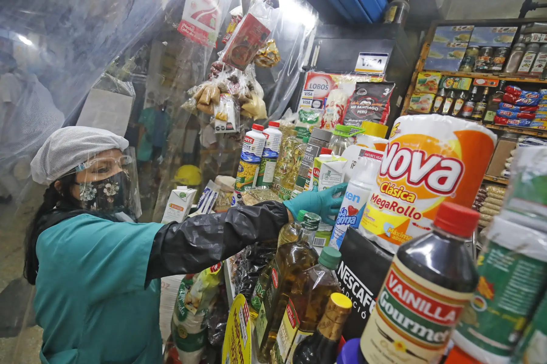En Mesa Redonda, la Calle Capón, el mercado N° 1 de Surquillo y otros establecimientos comerciales se cumplió con el uso correcto de protectores faciales y mascarillas. Desde hoy lunes 19 de abril el uso de protector facial es obligatorio para el ingreso a mercados, supermercados, centros comerciales y tiendas por departamento. Foto: ANDINA/Juan Carlos Guzmán