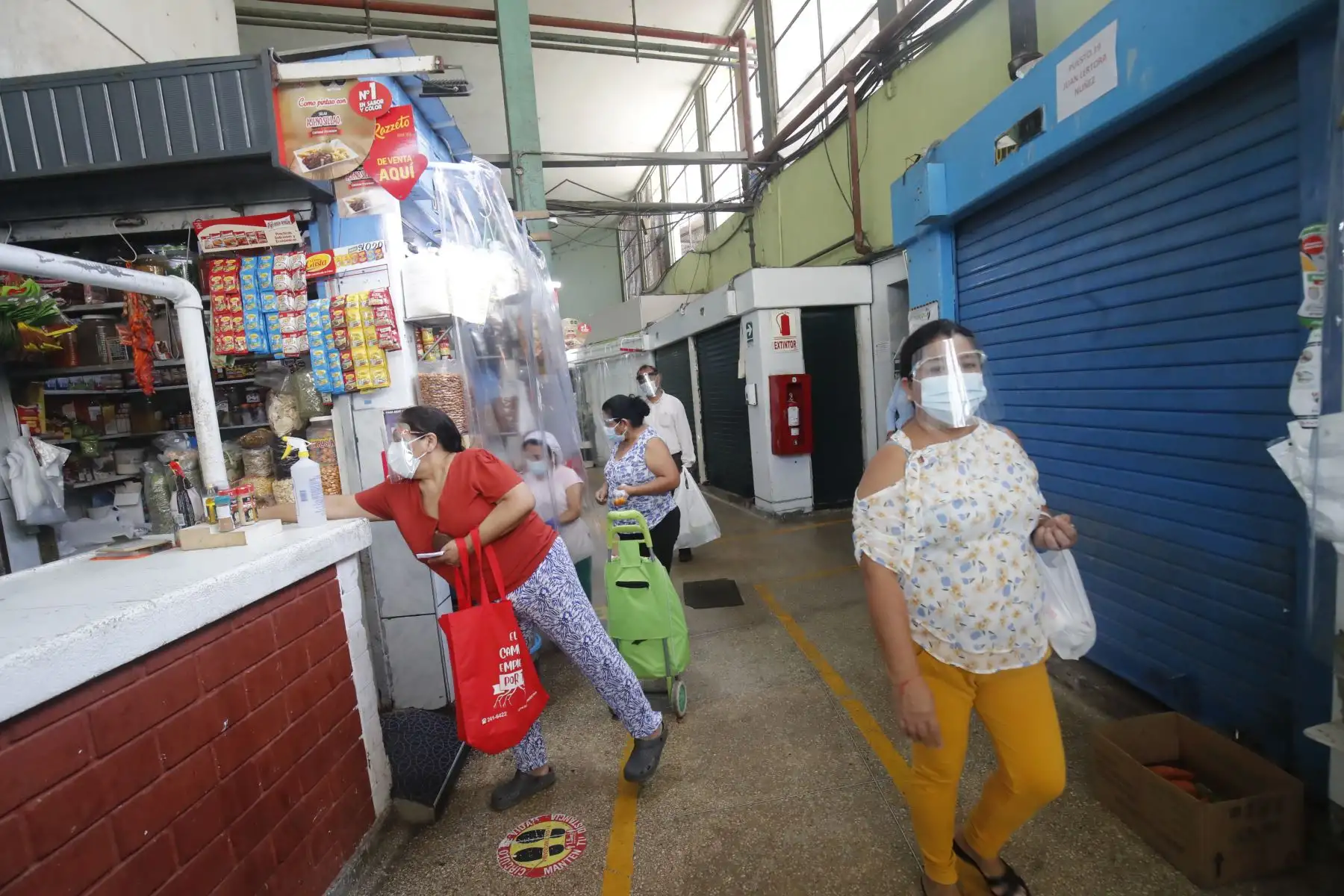 En Mesa Redonda, la Calle Capón, el mercado N° 1 de Surquillo y otros establecimientos comerciales se cumplió con el uso correcto de protectores faciales y mascarillas. Desde hoy lunes 19 de abril el uso de protector facial es obligatorio para el ingreso a mercados, supermercados, centros comerciales y tiendas por departamento. Foto: ANDINA/Juan Carlos Guzmán