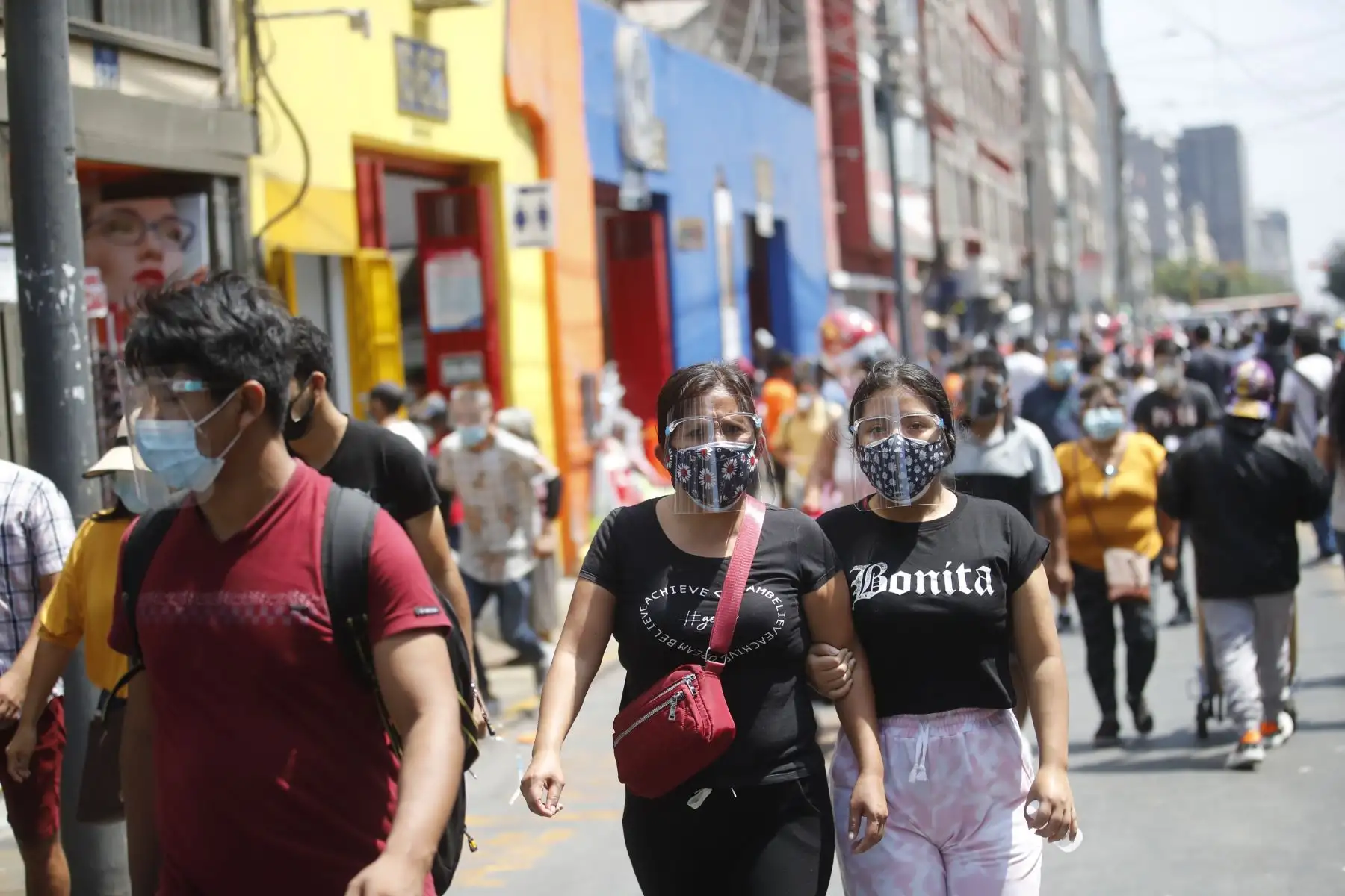 En Mesa Redonda, la Calle Capón, el mercado N° 1 de Surquillo y otros establecimientos comerciales se cumplió con el uso correcto de protectores faciales y mascarillas. Desde hoy lunes 19 de abril el uso de protector facial es obligatorio para el ingreso a mercados, supermercados, centros comerciales y tiendas por departamento. Foto: ANDINA/Juan Carlos Guzmán