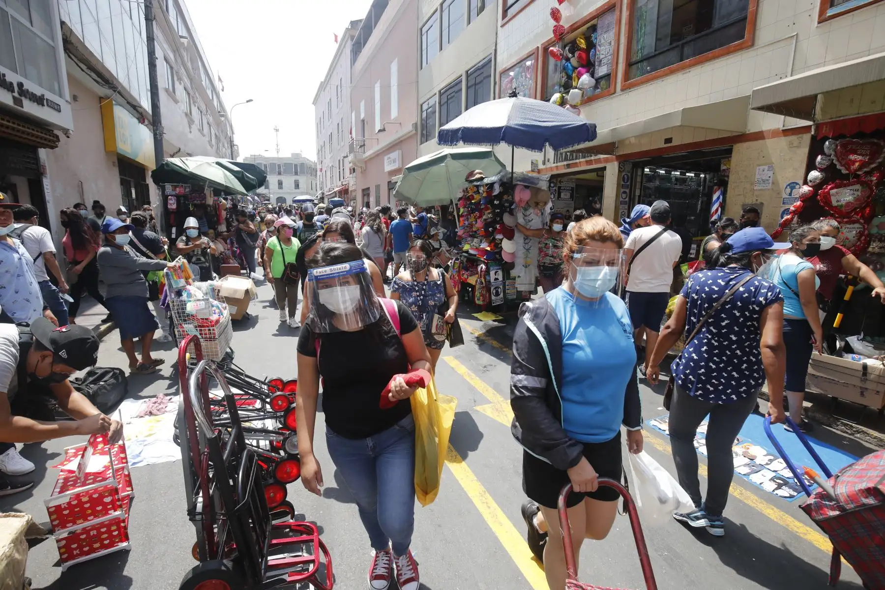 En Mesa Redonda, la Calle Capón, el mercado N° 1 de Surquillo y otros establecimientos comerciales se cumplió con el uso correcto de protectores faciales y mascarillas. Desde hoy lunes 19 de abril el uso de protector facial es obligatorio para el ingreso a mercados, supermercados, centros comerciales y tiendas por departamento. Foto: ANDINA/Juan Carlos Guzmán