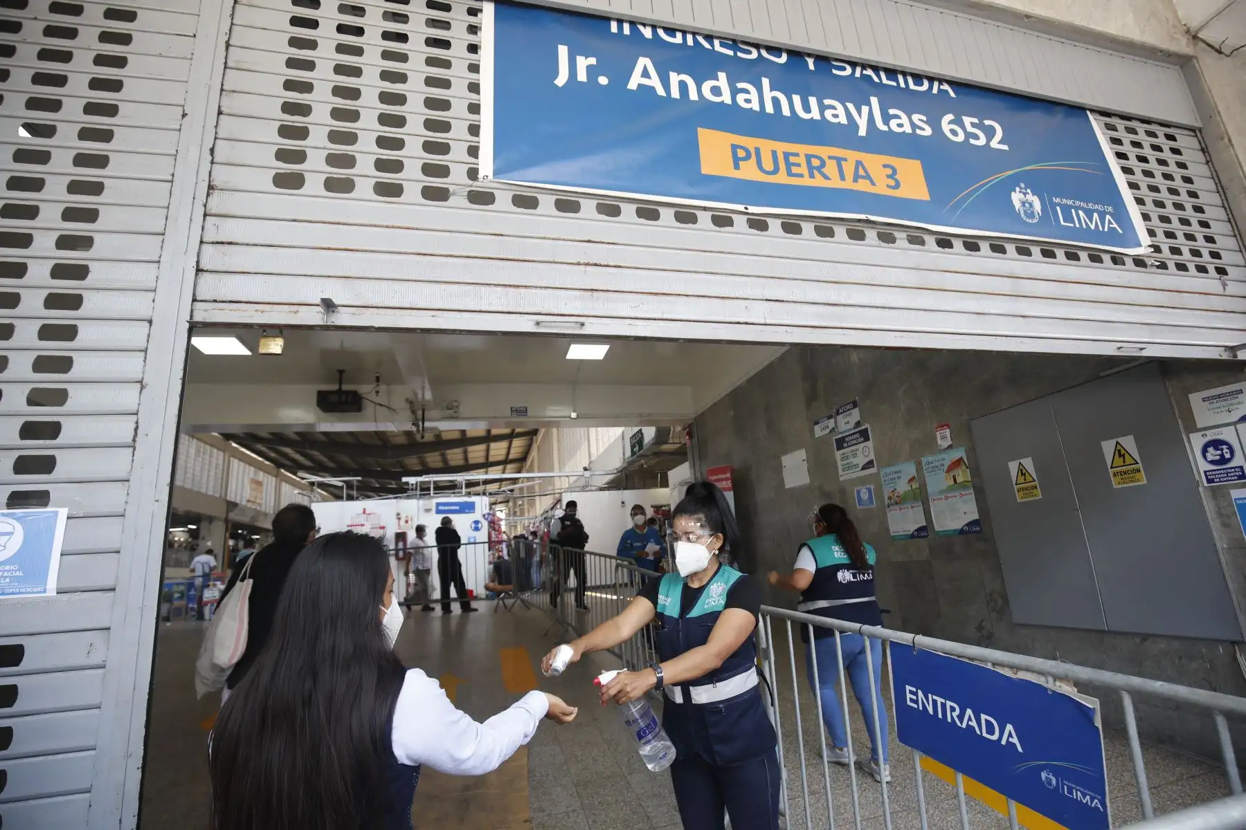 En Mesa Redonda, la Calle Capón, el mercado N° 1 de Surquillo y otros establecimientos comerciales se cumplió con el uso correcto de protectores faciales y mascarillas. Desde hoy lunes 19 de abril el uso de protector facial es obligatorio para el ingreso a mercados, supermercados, centros comerciales y tiendas por departamento. Foto: ANDINA/Juan Carlos Guzmán