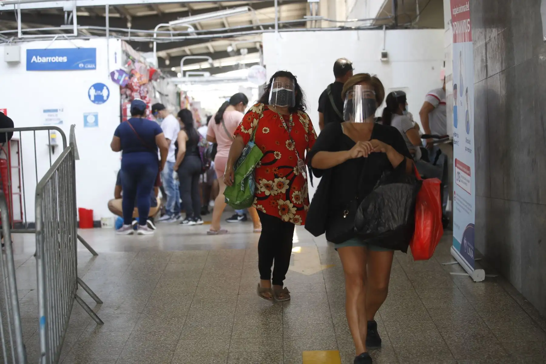 En Mesa Redonda, la Calle Capón, el mercado N° 1 de Surquillo y otros establecimientos comerciales se cumplió con el uso correcto de protectores faciales y mascarillas. Desde hoy lunes 19 de abril el uso de protector facial es obligatorio para el ingreso a mercados, supermercados, centros comerciales y tiendas por departamento. Foto: ANDINA/Juan Carlos Guzmán