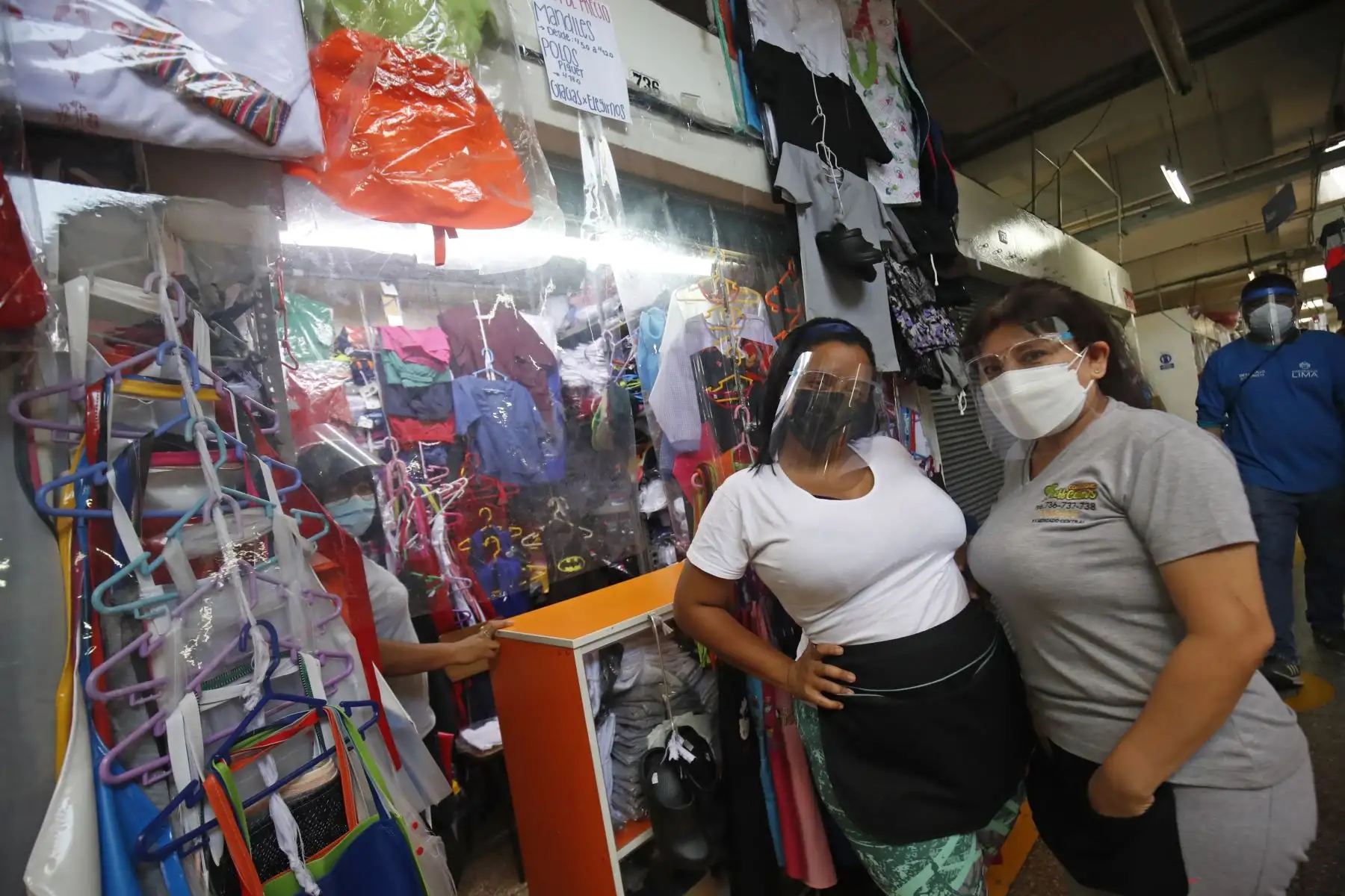 En Mesa Redonda, la Calle Capón, el mercado N° 1 de Surquillo y otros establecimientos comerciales se cumplió con el uso correcto de protectores faciales y mascarillas. Desde hoy lunes 19 de abril el uso de protector facial es obligatorio para el ingreso a mercados, supermercados, centros comerciales y tiendas por departamento. Foto: ANDINA/Juan Carlos Guzmán