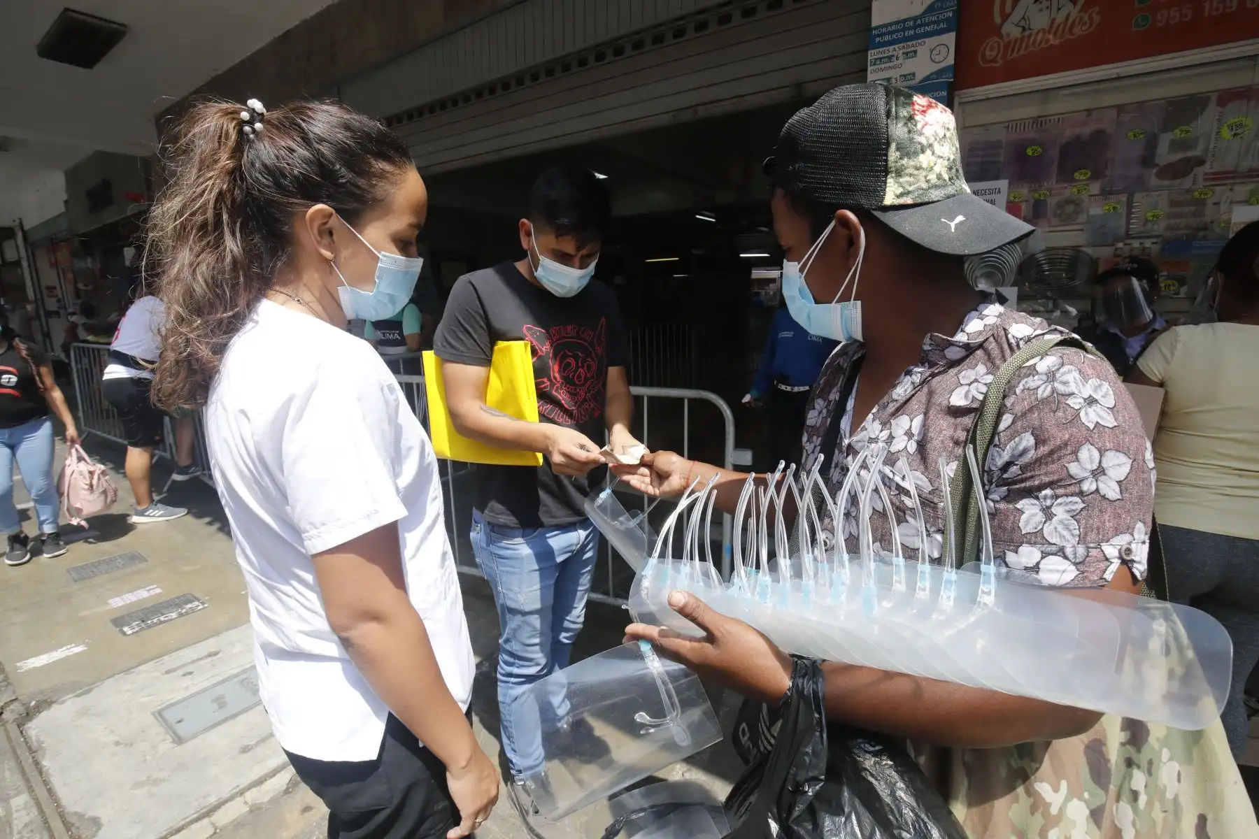 En Mesa Redonda, la Calle Capón, el mercado N° 1 de Surquillo y otros establecimientos comerciales se cumplió con el uso correcto de protectores faciales y mascarillas. Desde hoy lunes 19 de abril el uso de protector facial es obligatorio para el ingreso a mercados, supermercados, centros comerciales y tiendas por departamento. Foto: ANDINA/Juan Carlos Guzmán